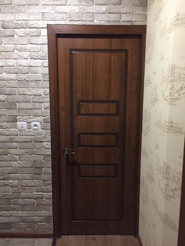 Шпонированная межкомнатная дверь цвета дерева